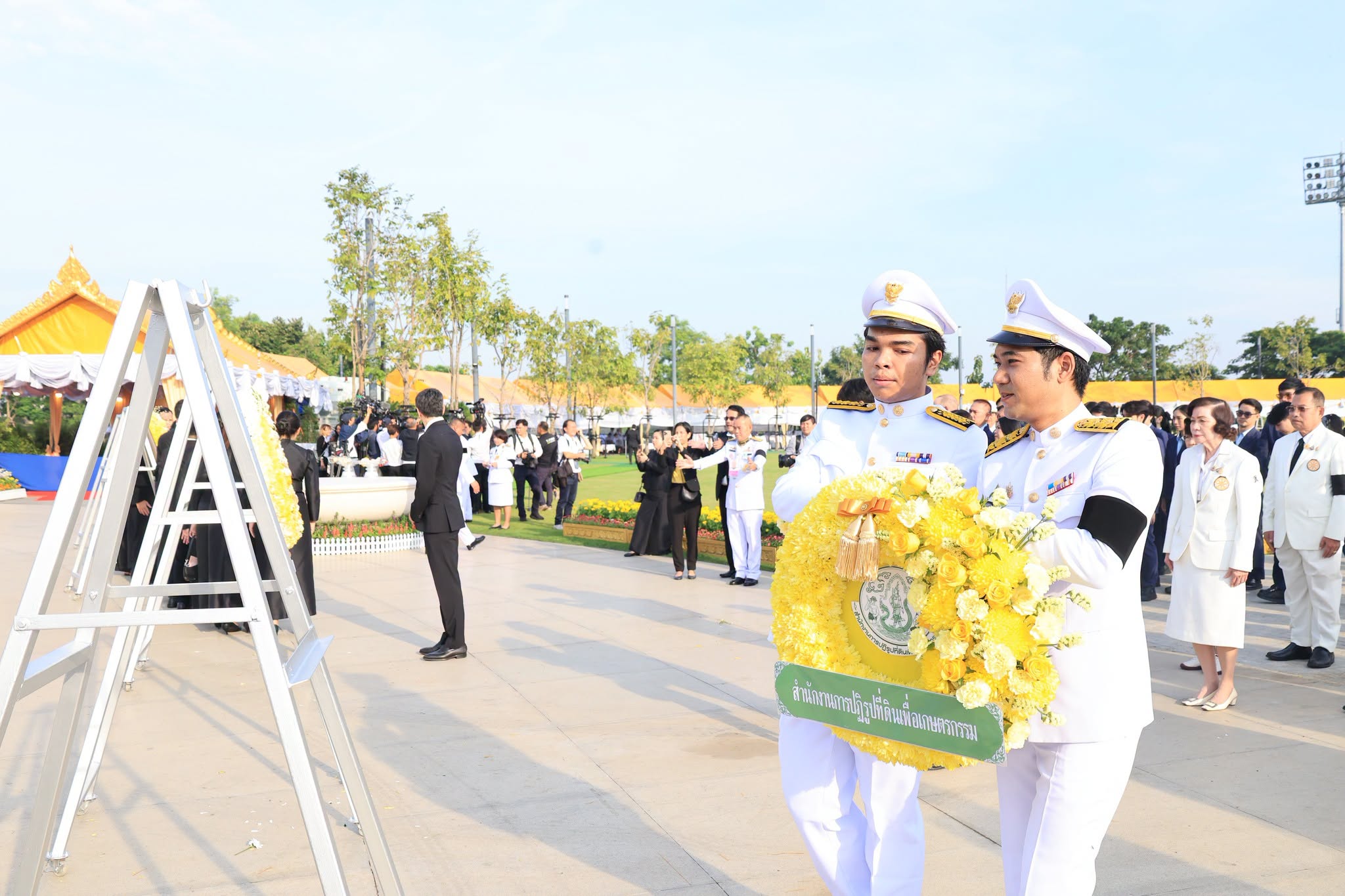 title - ส.ป.ก. ร่วมวางพวงมาลาถวายบังคมพระบรมราชานุสาวรีย์พระบาทสมเด็จพระบรมชนกาธิเบศร มหาภูมิพลอดุลยเดชมหาราช บรมนาถบพิตร เนื่องใน 